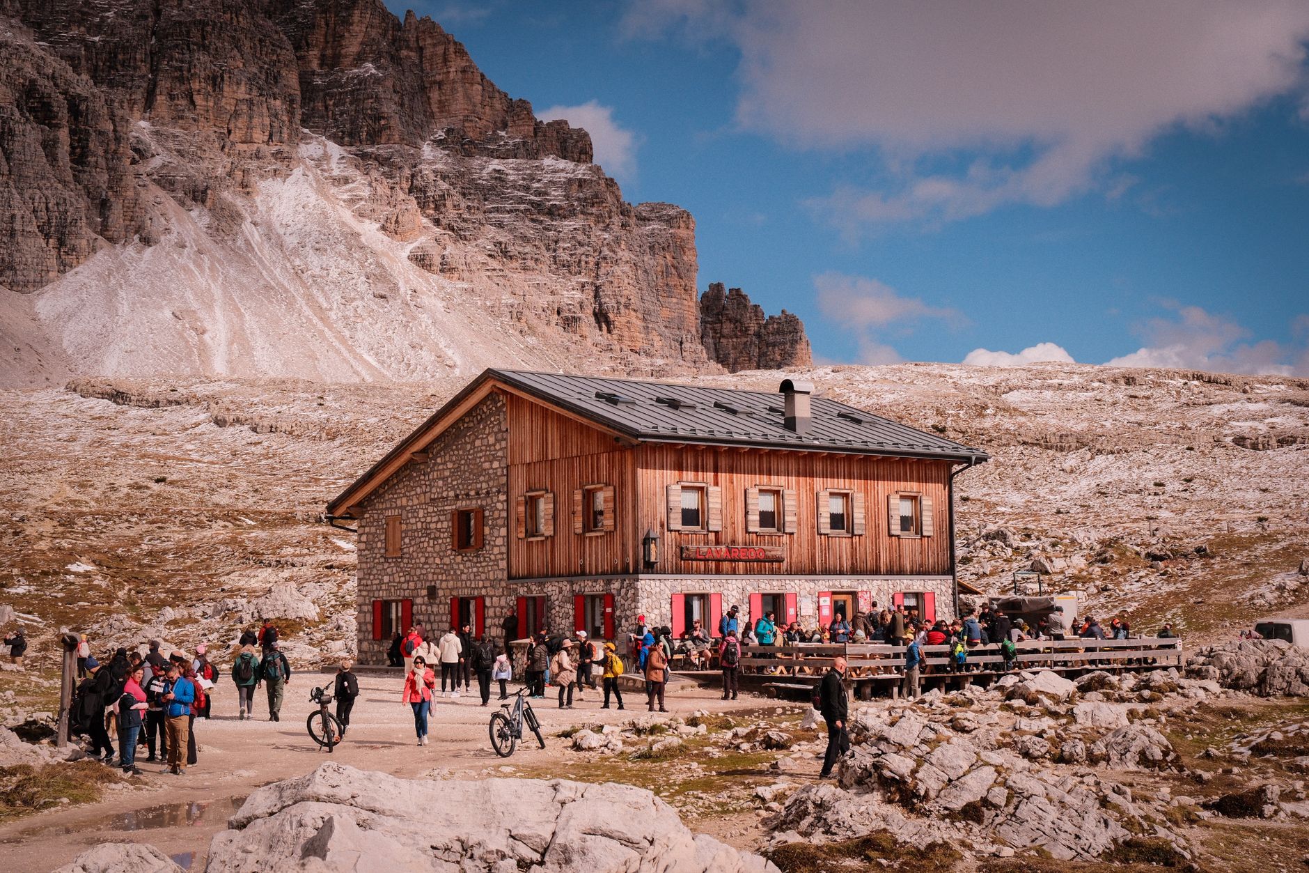 Rifugio Lavaredo met wandelaars op het terras, onder de rotswanden van de Dolomieten